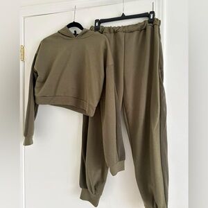 Olive Green Women's Sweatpants and Hoodie Set missguided